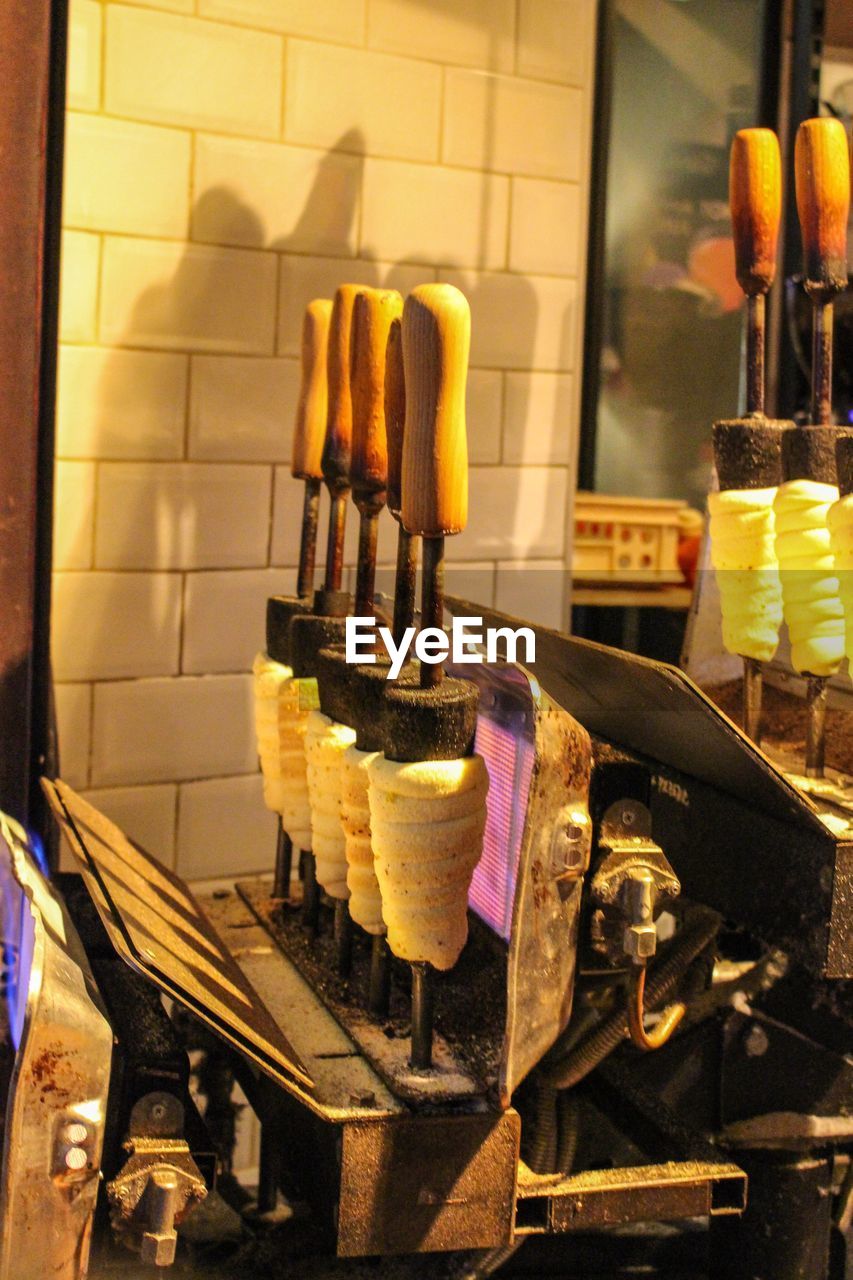 CLOSE-UP OF FOOD IN KITCHEN