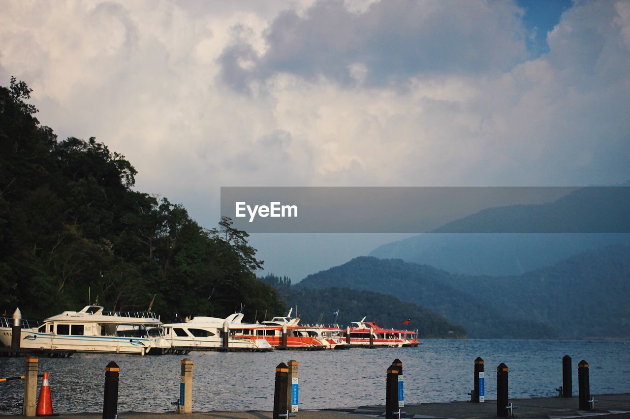 SCENIC VIEW OF SEA AGAINST MOUNTAINS