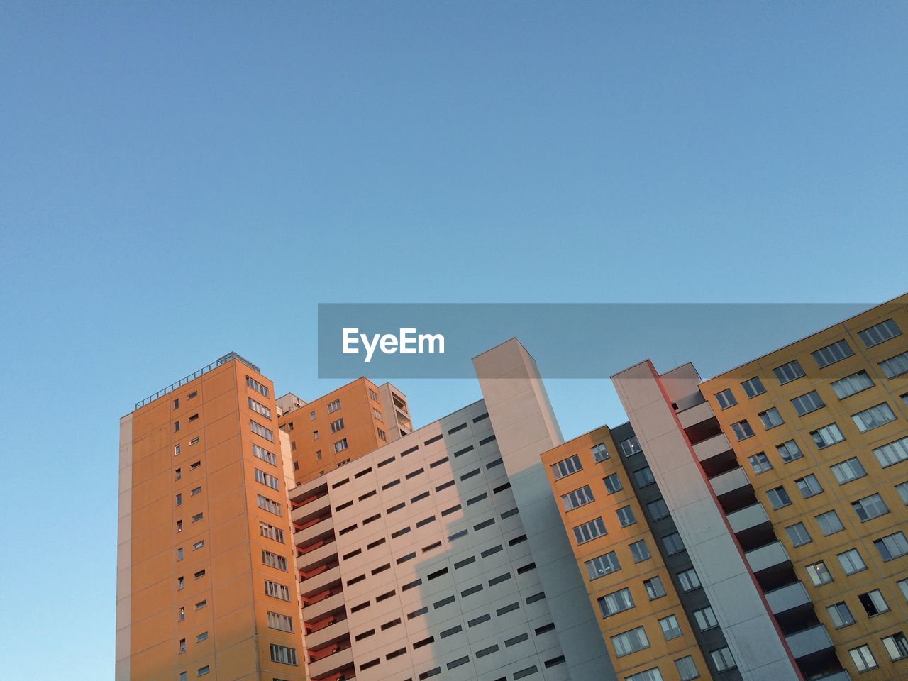 LOW ANGLE VIEW OF BUILDINGS AGAINST SKY