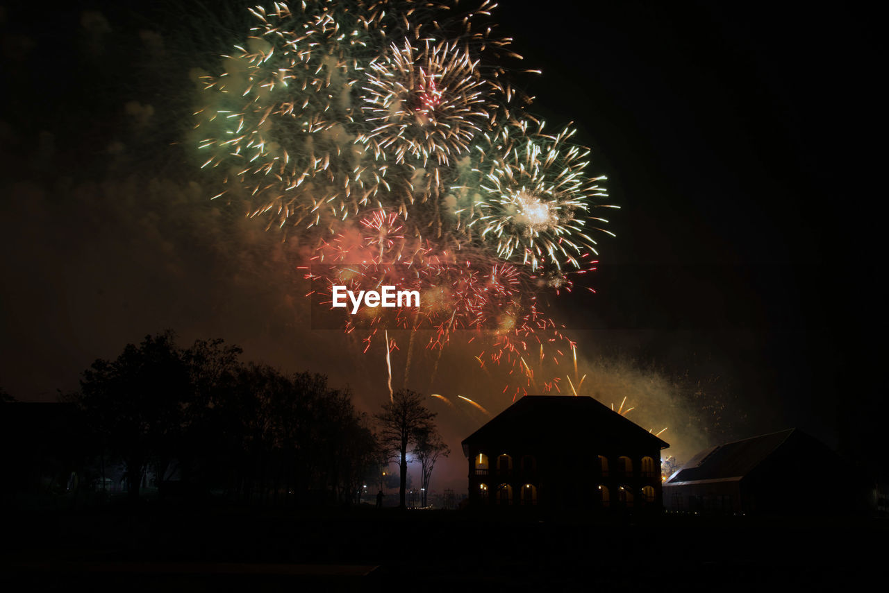 LOW ANGLE VIEW OF FIREWORK DISPLAY IN SKY