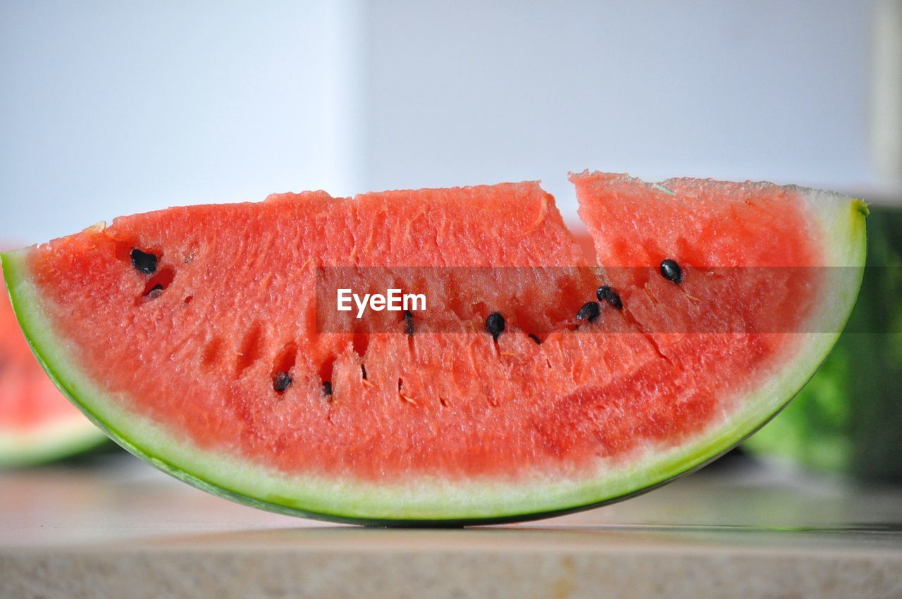 CLOSE-UP OF FRUIT SLICES ON TABLE