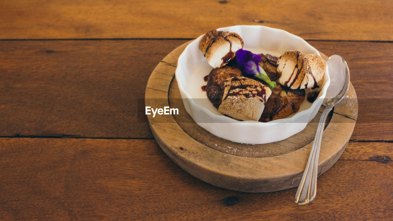 HIGH ANGLE VIEW OF FOOD IN BOWL ON TABLE