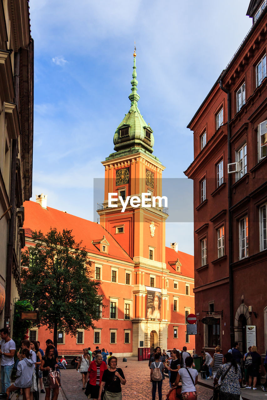 PEOPLE IN FRONT OF BUILDINGS IN CITY