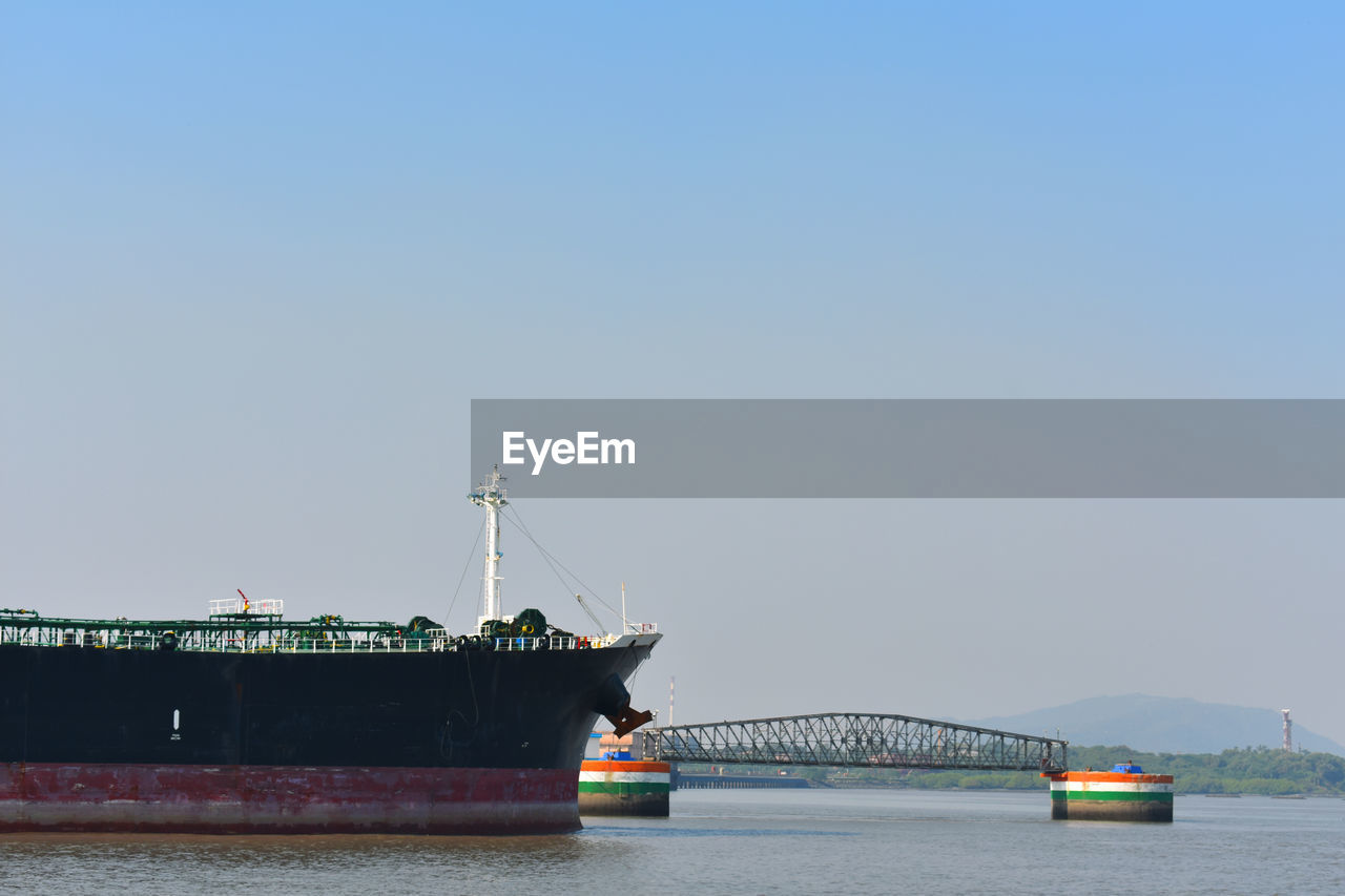 SHIP IN SEA AGAINST SKY