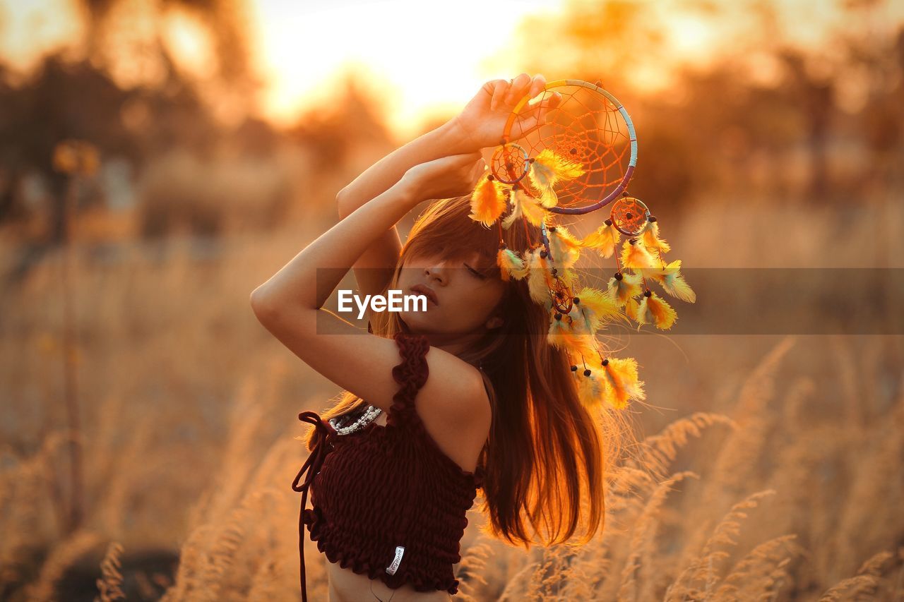 Young woman carrying dream catcher in the afternoon