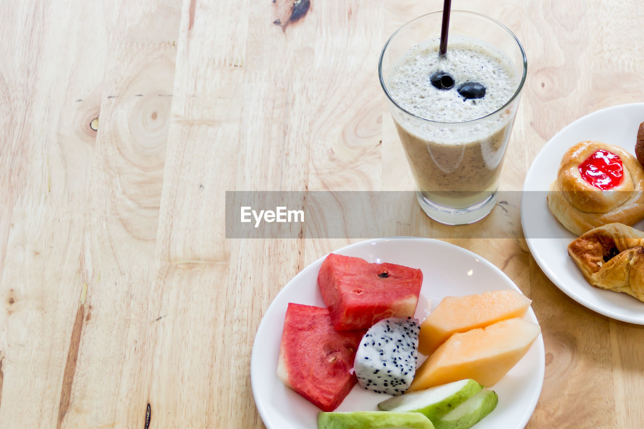 HIGH ANGLE VIEW OF BREAKFAST IN PLATE ON TABLE