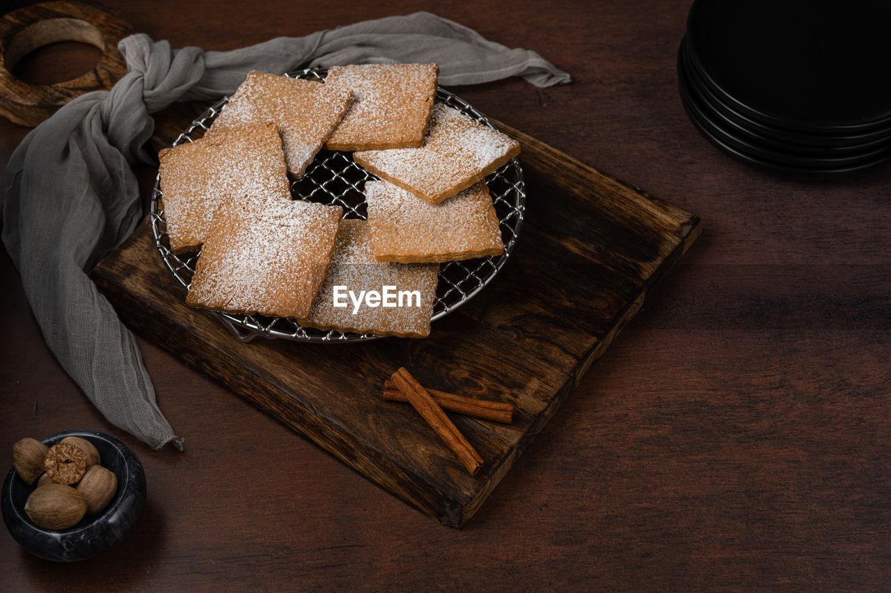 HIGH ANGLE VIEW OF CAKE ON CUTTING BOARD