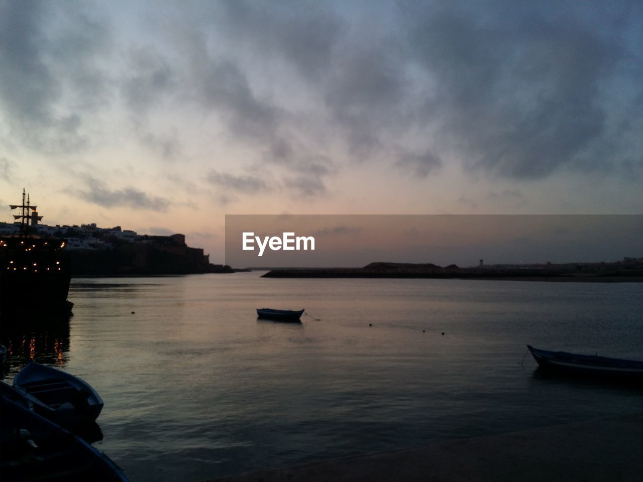 SCENIC VIEW OF SEA AGAINST SUNSET SKY