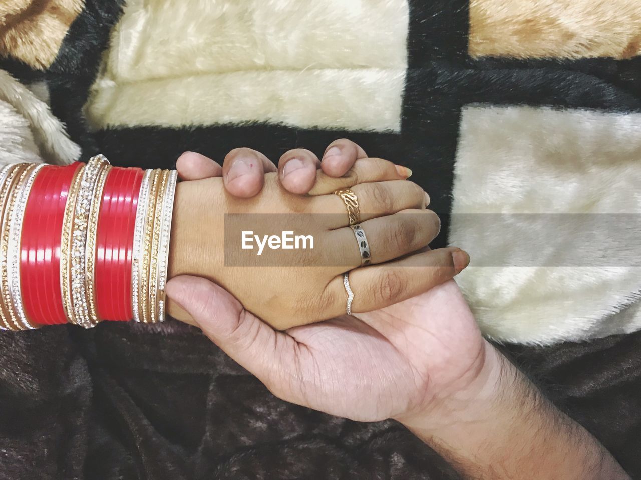 CLOSE-UP OF WOMAN HAND HOLDING HANDS