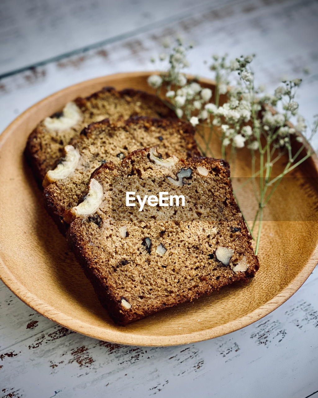 HIGH ANGLE VIEW OF CAKE ON TABLE