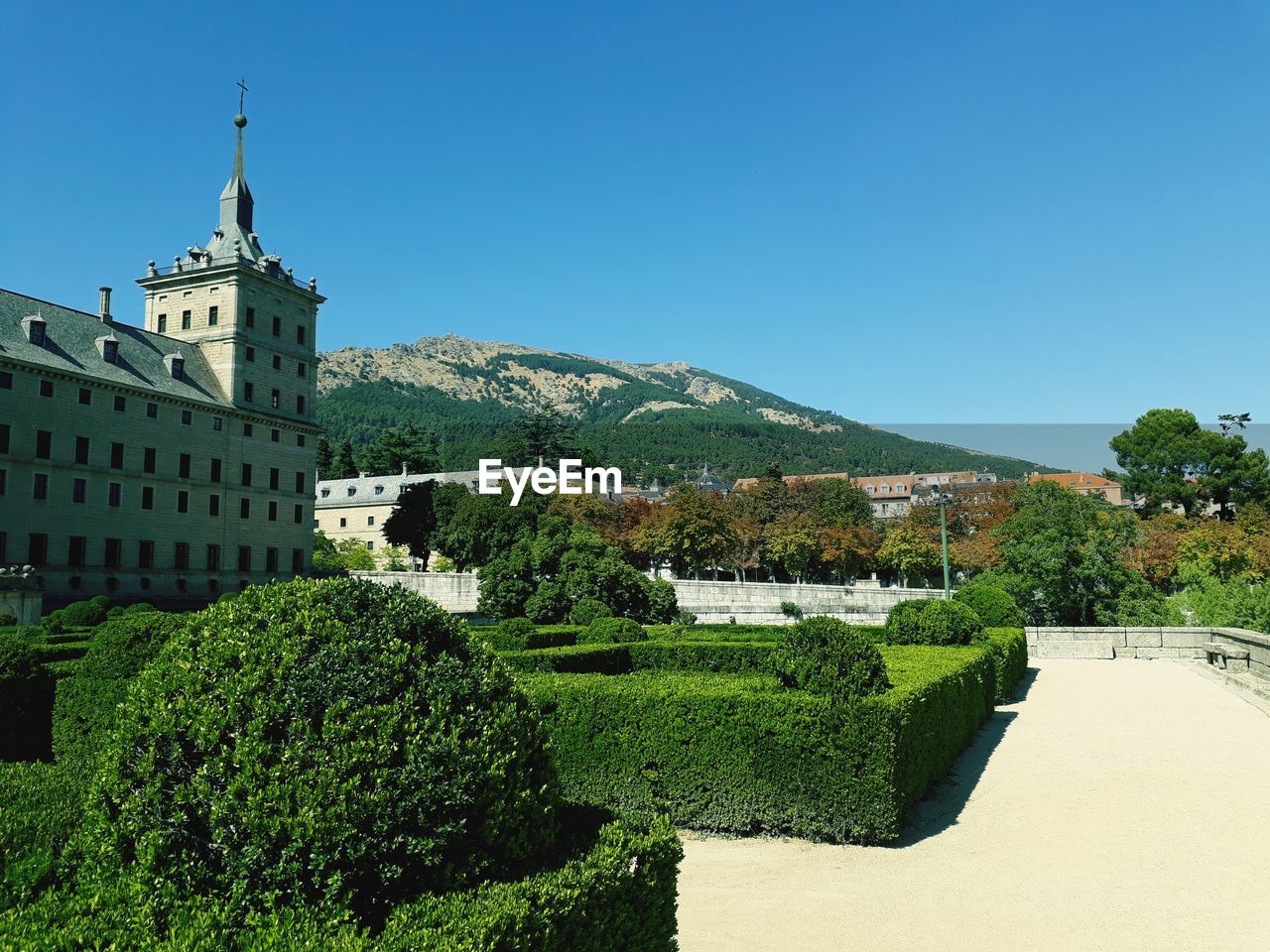 PANORAMIC VIEW OF BUILDINGS AGAINST CLEAR BLUE SKY