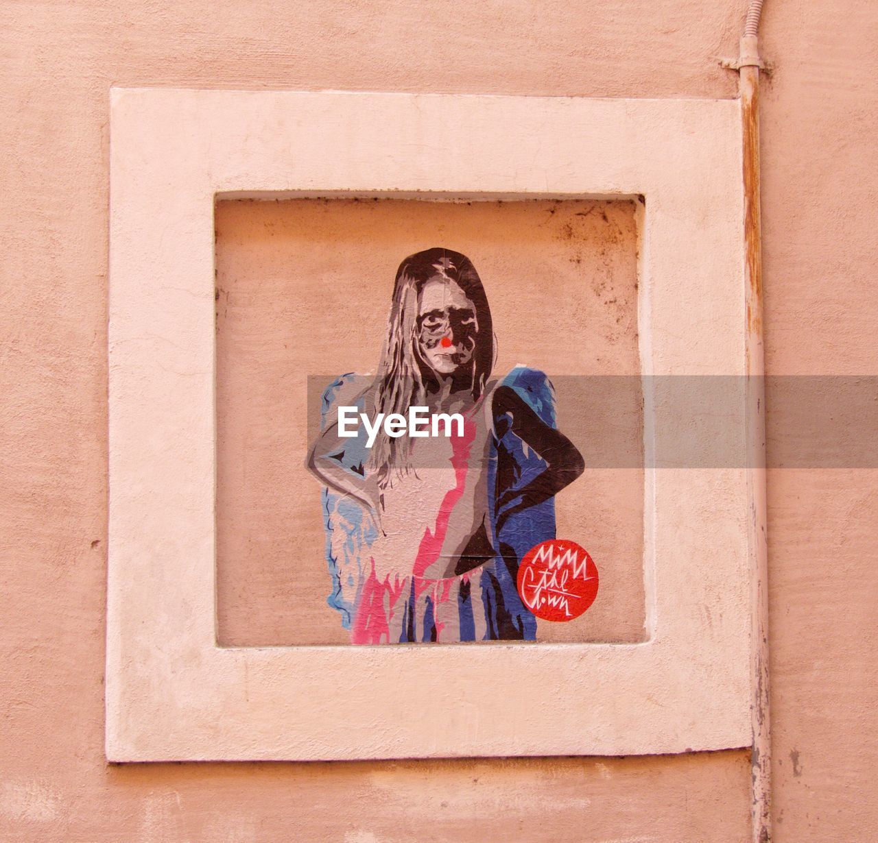 CLOSE-UP PORTRAIT OF SMILING GIRL ON WALL