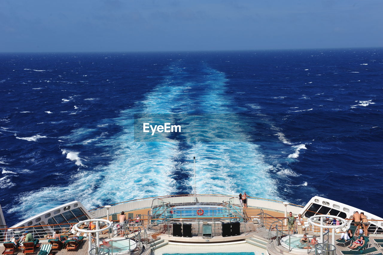 HIGH ANGLE VIEW OF BOATS IN SEA AGAINST SKY