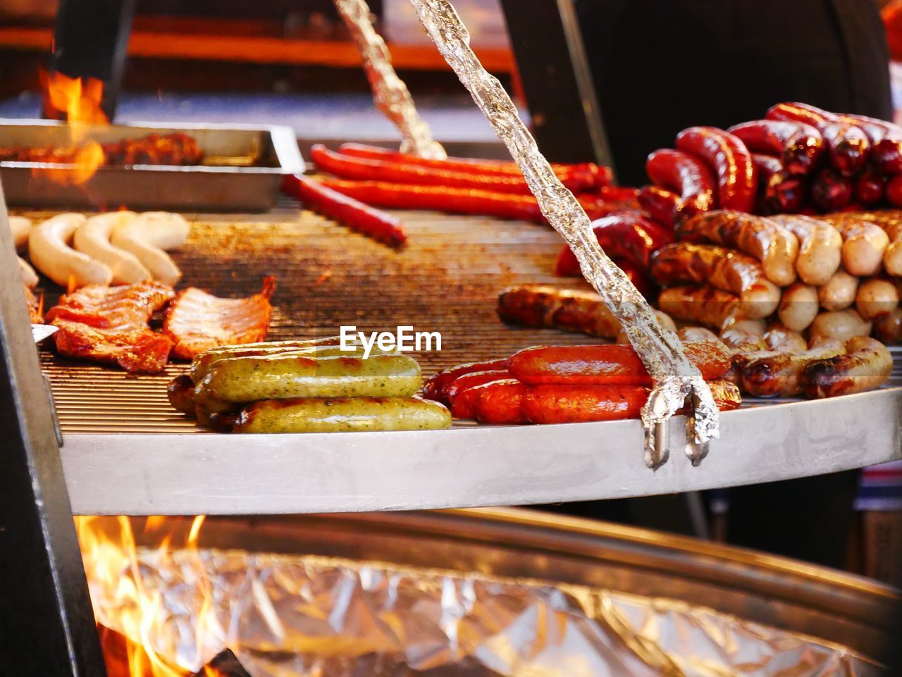 CLOSE-UP OF SAUSAGES ON BARBECUE GRILL