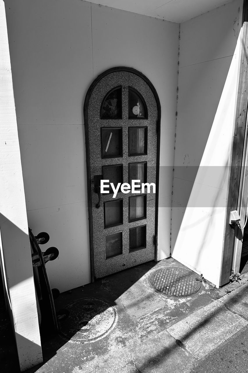 white, black, architecture, house, black and white, door, entrance, built structure, monochrome, monochrome photography, building, building exterior, no people, window, day, home, doorway, sunlight, interior design, closed, open, outdoors