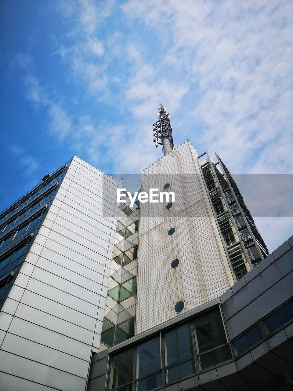 LOW ANGLE VIEW OF BUILDINGS AGAINST CLOUDY SKY