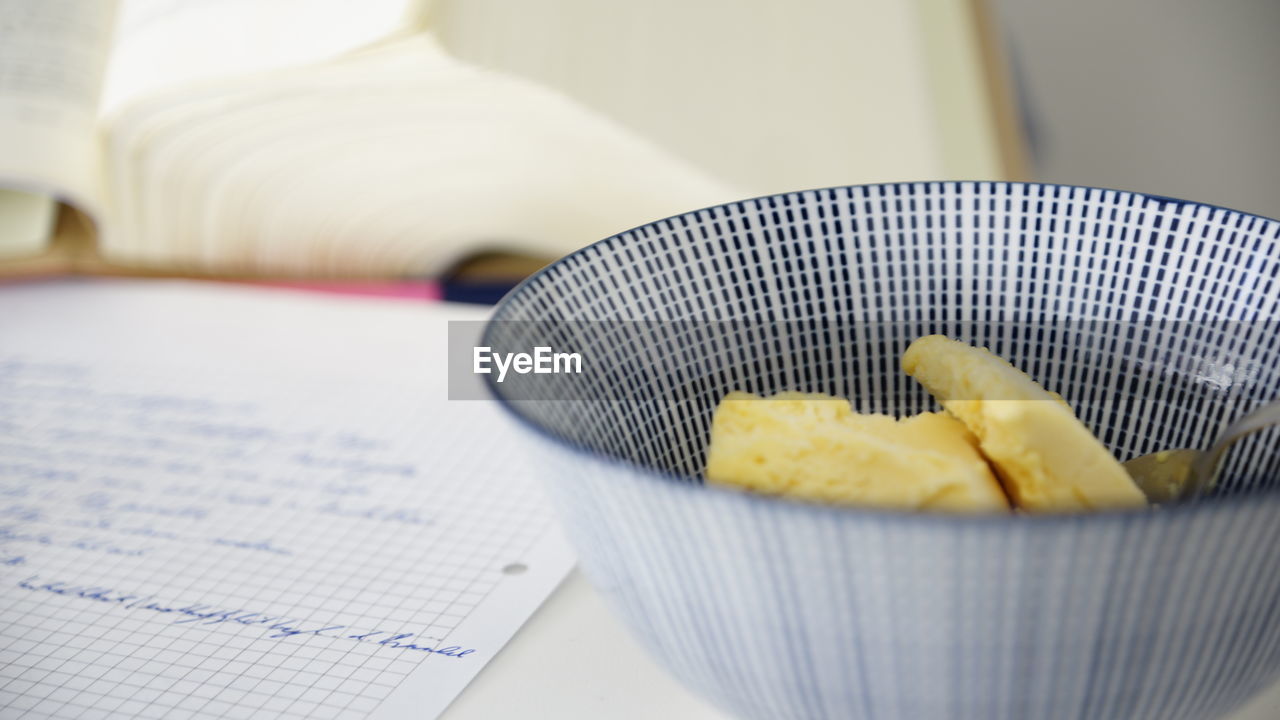 HIGH ANGLE VIEW OF BANANA ON TABLE