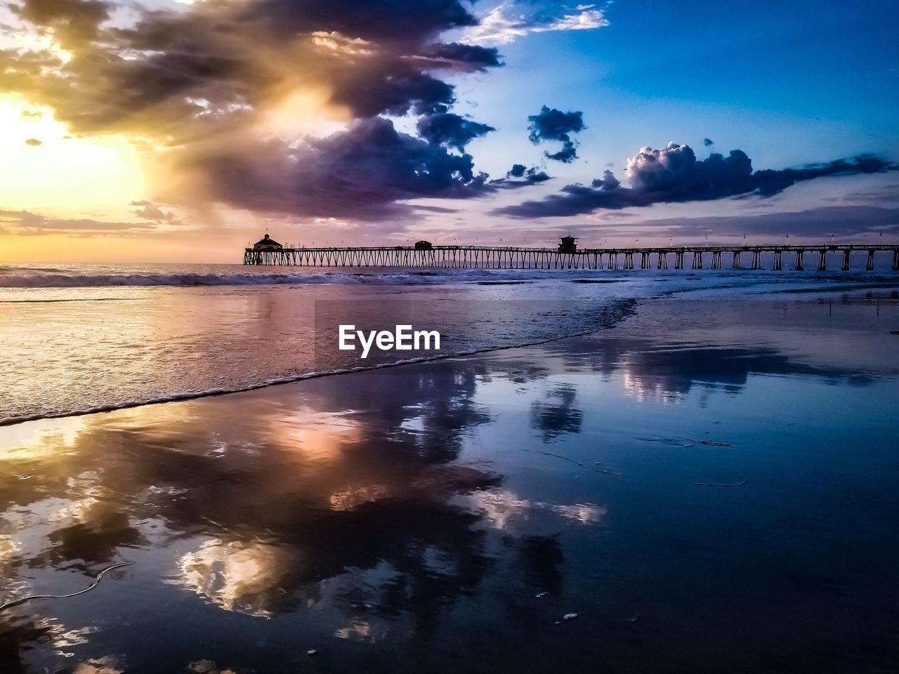 SCENIC VIEW OF BEACH AGAINST SKY AT SUNSET