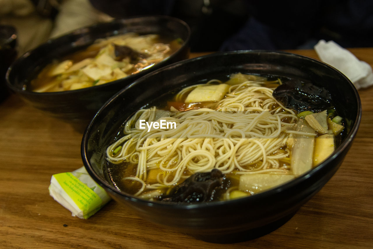 CLOSE-UP OF FOOD IN BOWL