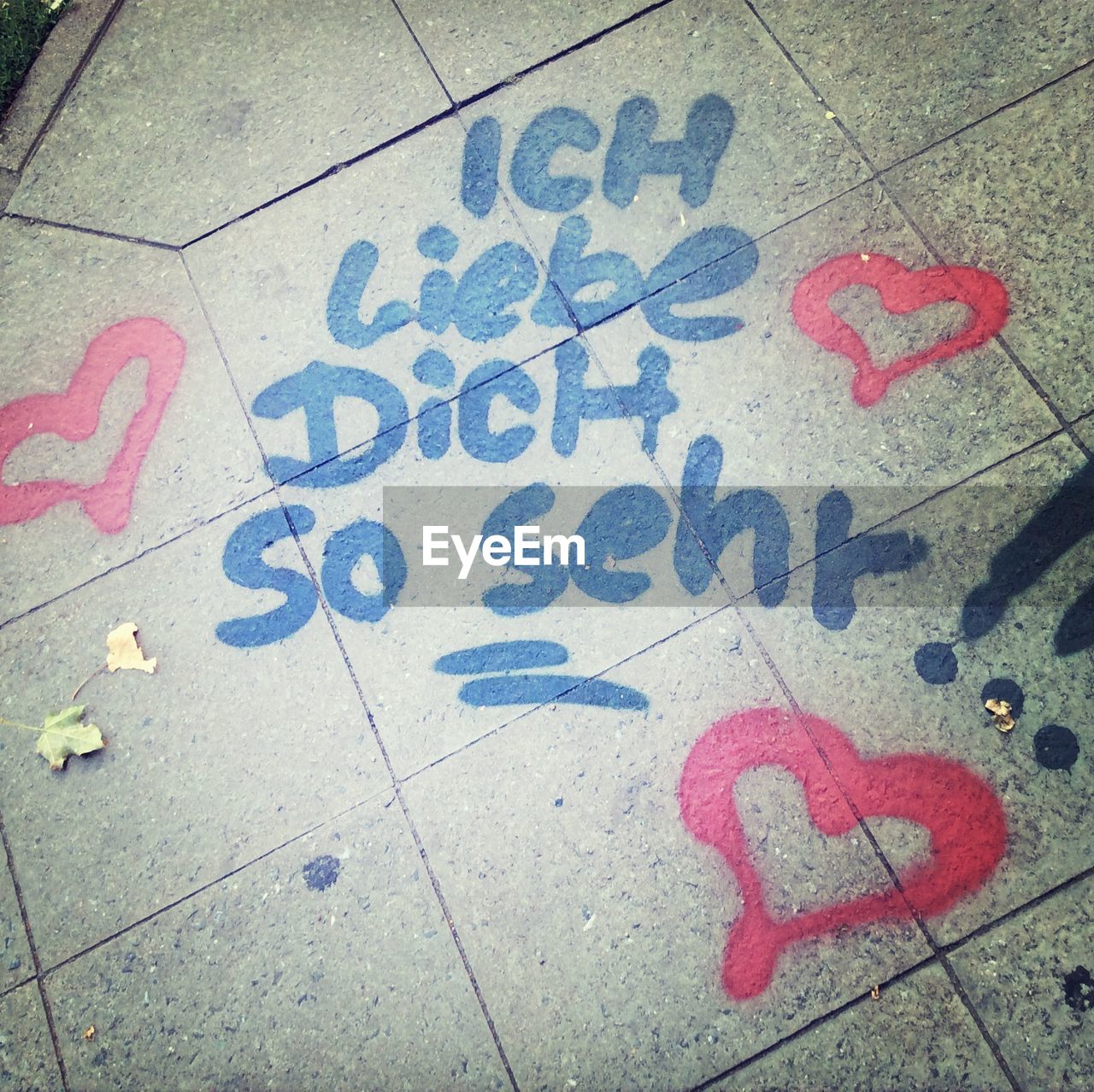 CLOSE-UP OF SCULPTURE