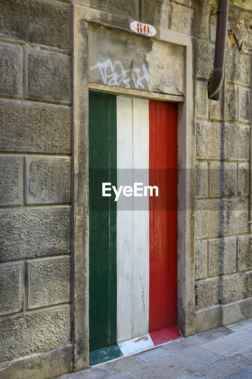 Door painted with italian flag's colors.