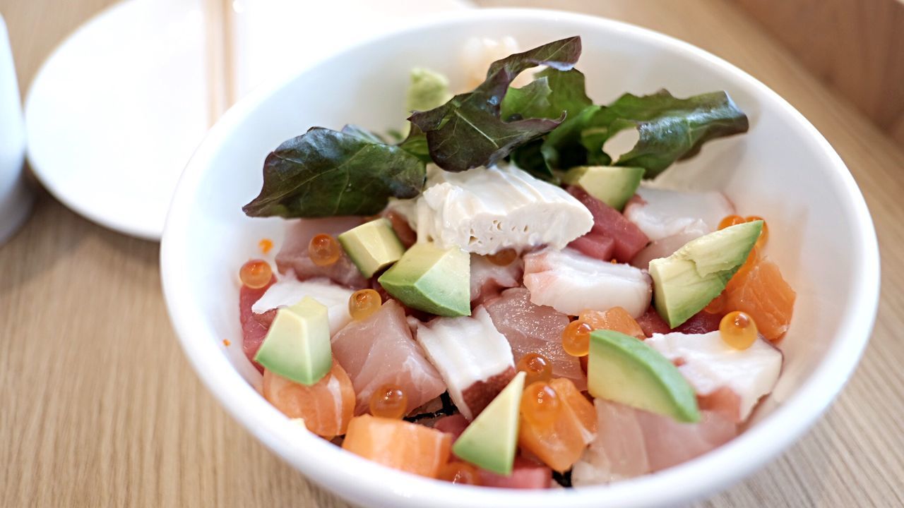 HIGH ANGLE VIEW OF FOOD IN BOWL ON TABLE