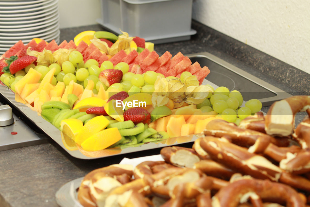 HIGH ANGLE VIEW OF CHOPPED FRUITS IN CONTAINER