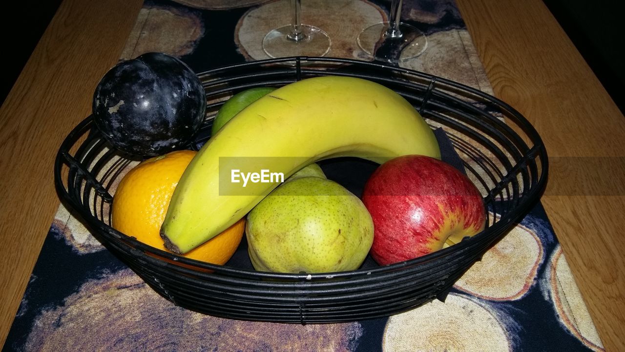 HIGH ANGLE VIEW OF FRUITS IN TABLE