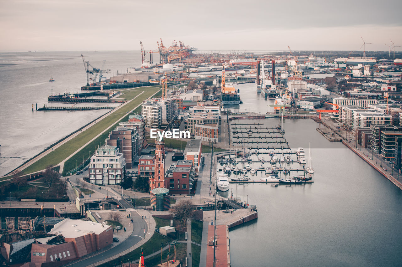 HIGH ANGLE VIEW OF COMMERCIAL DOCK IN CITY