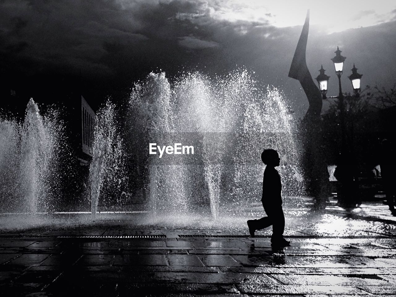 WOMAN SPLASHING FOUNTAIN IN THE FOUNTAIN