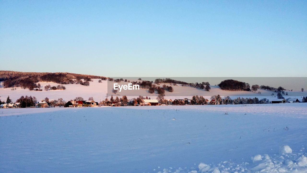 SCENIC VIEW OF SNOWY LANDSCAPE AGAINST CLEAR SKY