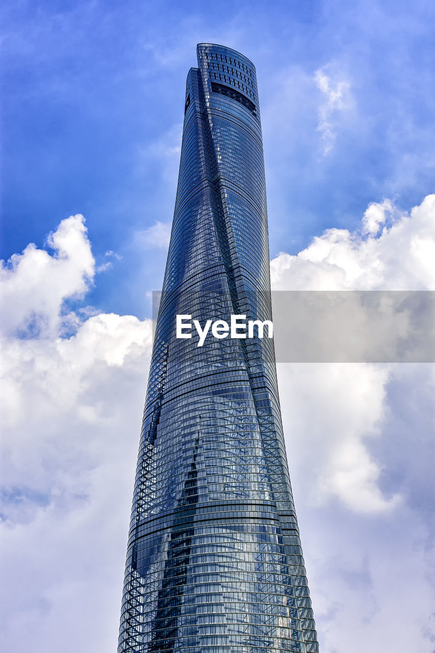 LOW ANGLE VIEW OF BUILDING AGAINST CLOUDY SKY