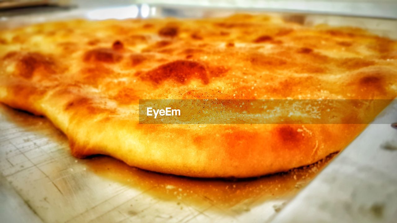 CLOSE-UP OF BREAD ON PLATE