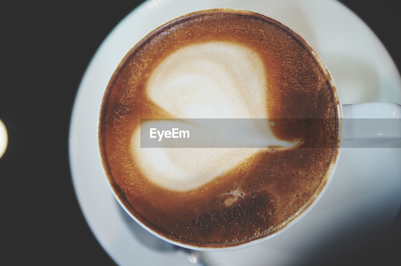 HIGH ANGLE VIEW OF CAPPUCCINO IN CUP ON TABLE