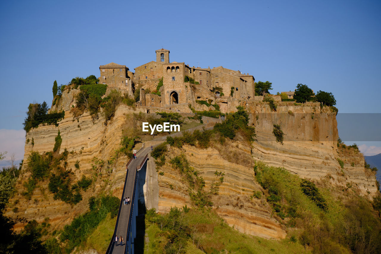 LOW ANGLE VIEW OF HISTORICAL BUILDING AGAINST BLUE SKY