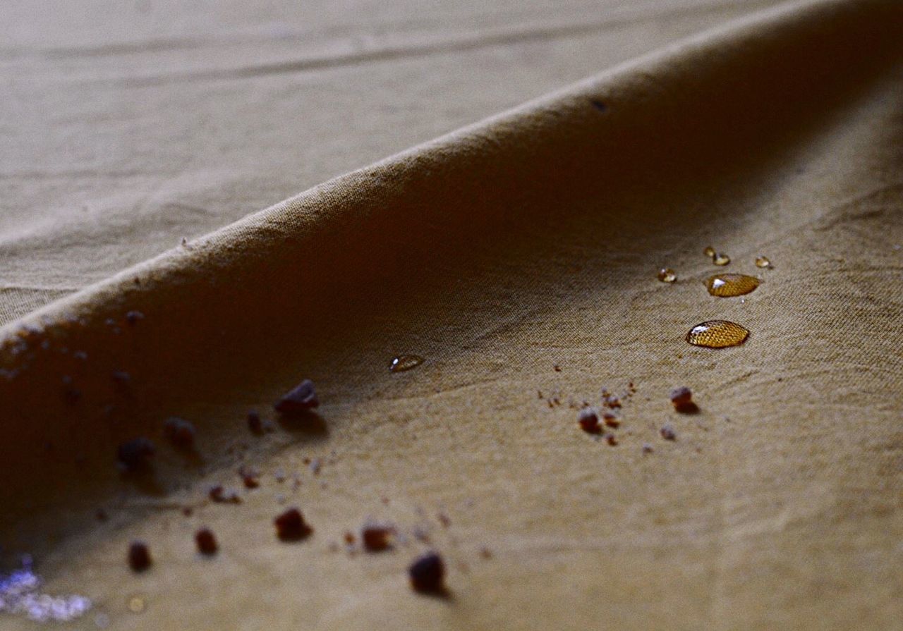 CLOSE-UP OF WATER DROPS ON GLASS