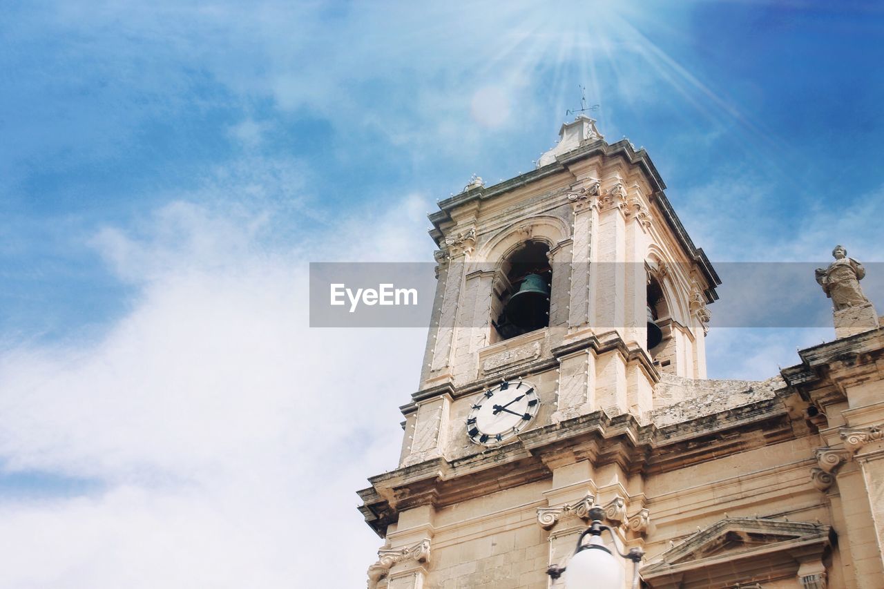 LOW ANGLE VIEW OF CATHEDRAL AND BUILDINGS AGAINST SKY