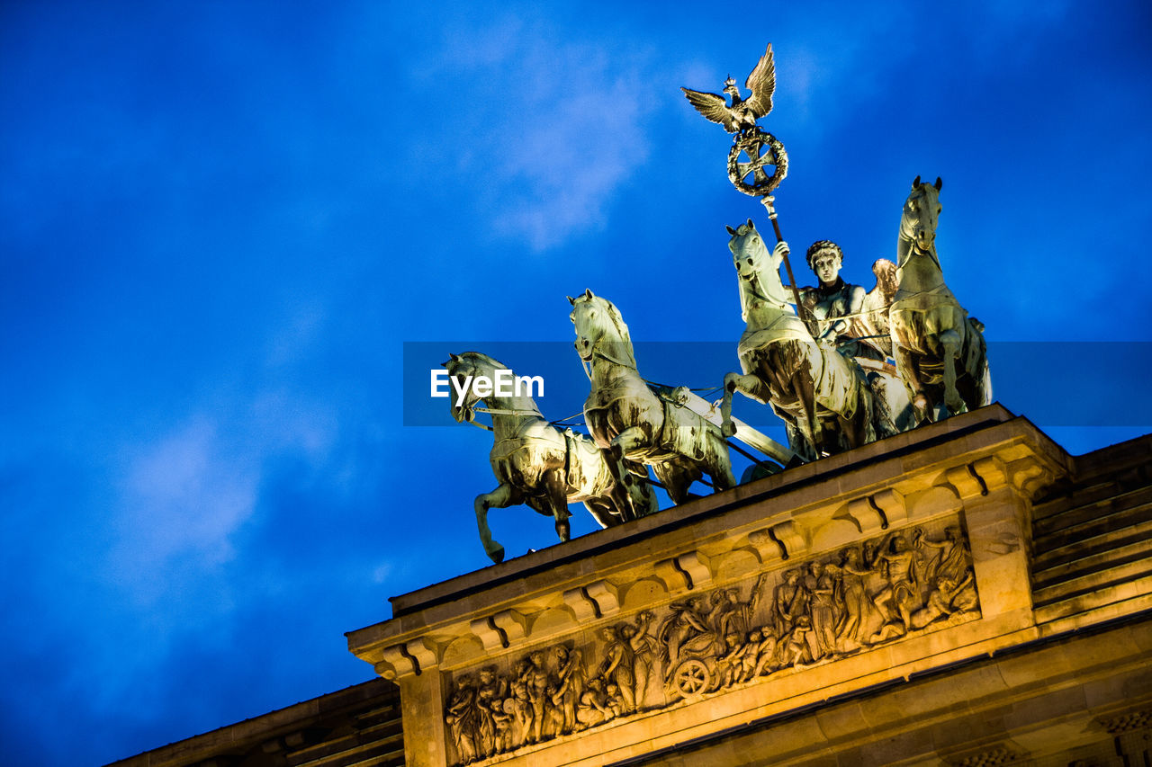 LOW ANGLE VIEW OF ANGEL STATUE