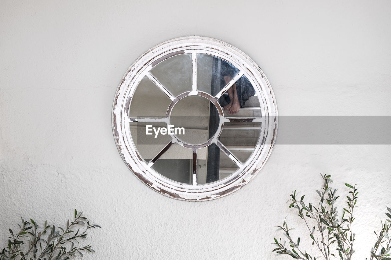 Round mirror on wall 