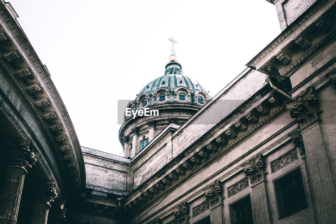 LOW ANGLE VIEW OF TEMPLE AGAINST BUILDING