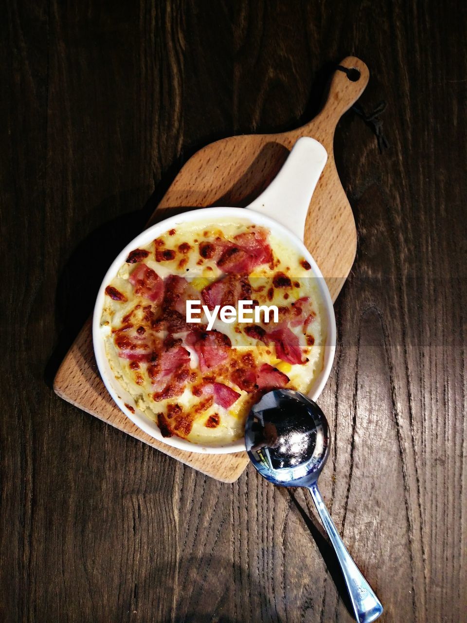 CLOSE-UP OF PIZZA ON TABLE