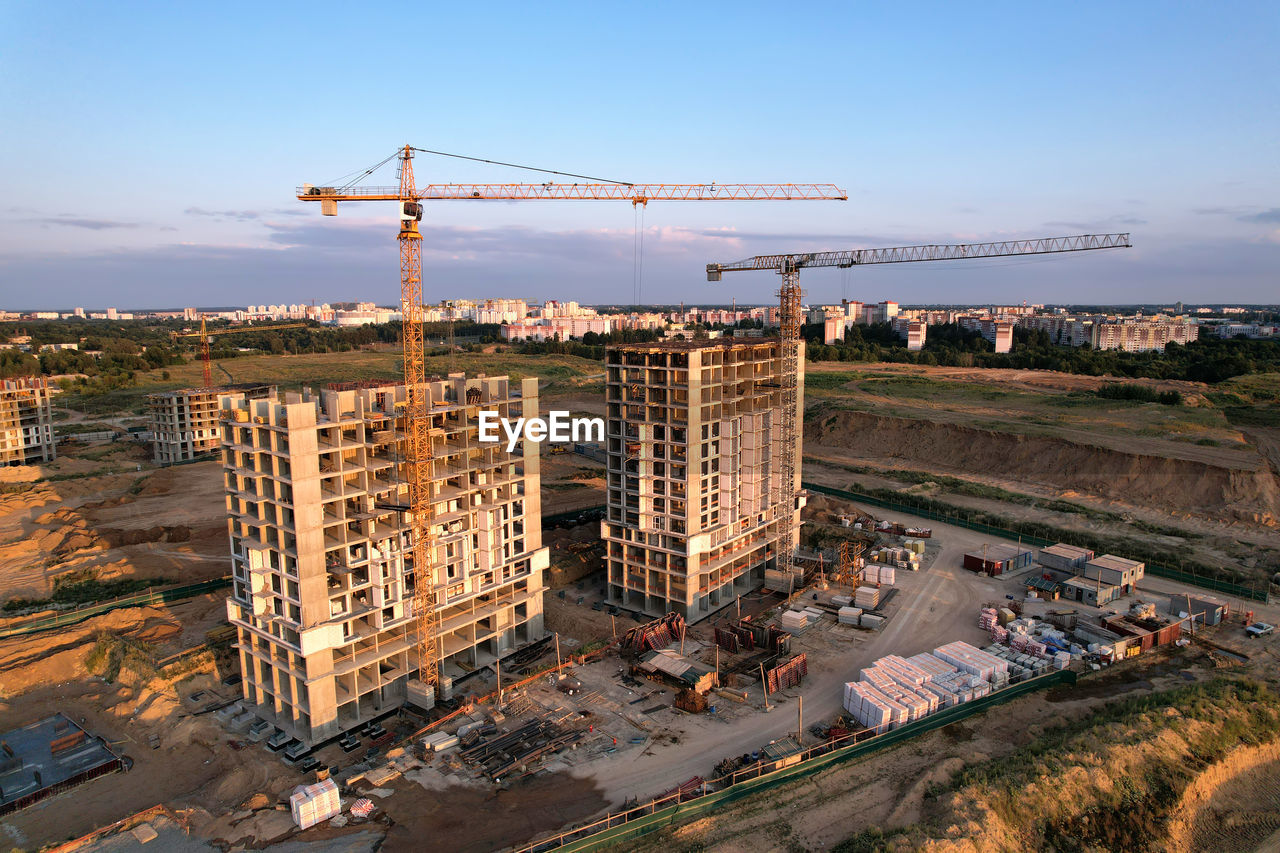 HIGH ANGLE VIEW OF CONSTRUCTION SITE AGAINST SKY