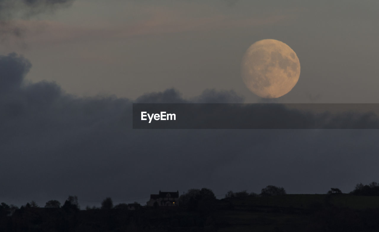 SCENIC VIEW OF SKY AT NIGHT