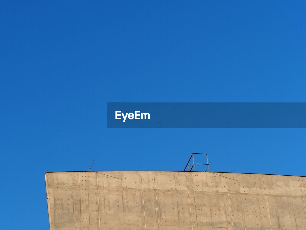 LOW ANGLE VIEW OF BUILT STRUCTURE AGAINST BLUE SKY