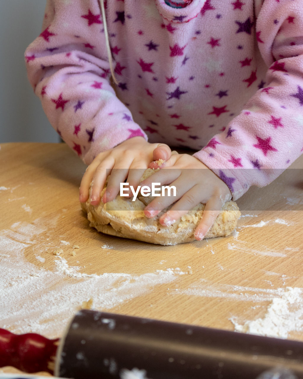 MIDSECTION OF WOMAN PREPARING FOOD