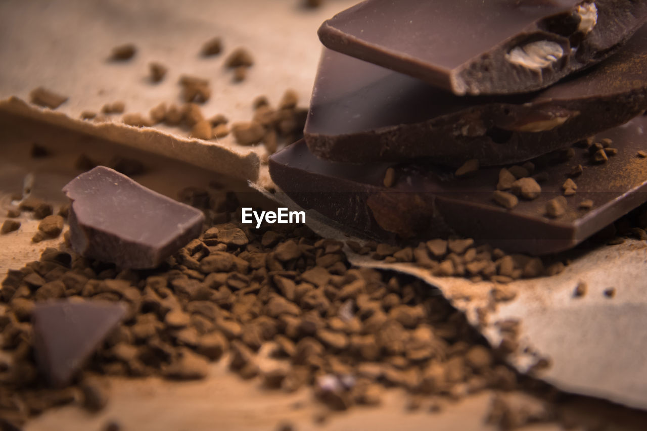 CLOSE-UP OF CHOCOLATE CAKE IN PLATE