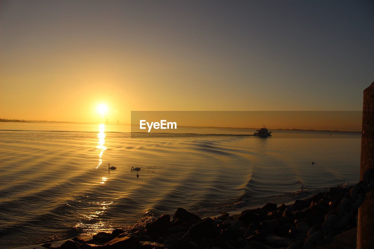 SCENIC VIEW OF SEA AGAINST SUNSET SKY