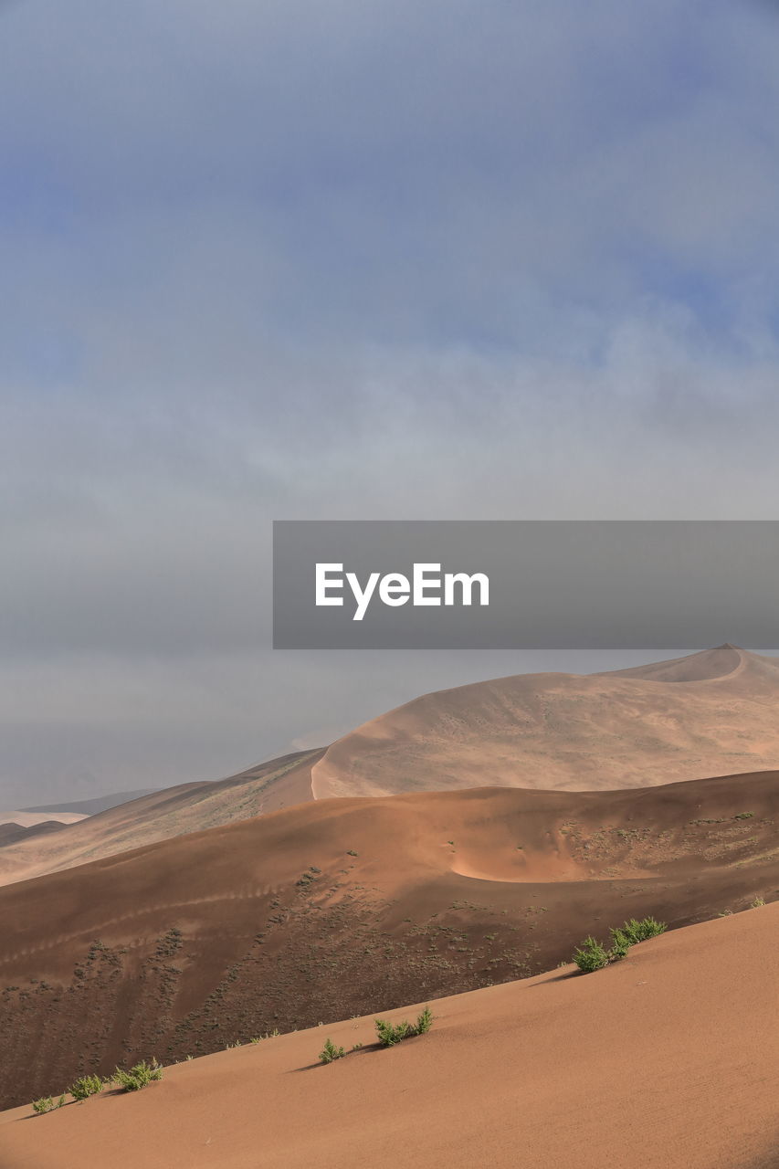 1165 sand megadune ridges-sumu barun jaran lake e.shore-cloudy morning sky-badain jaran desert-china