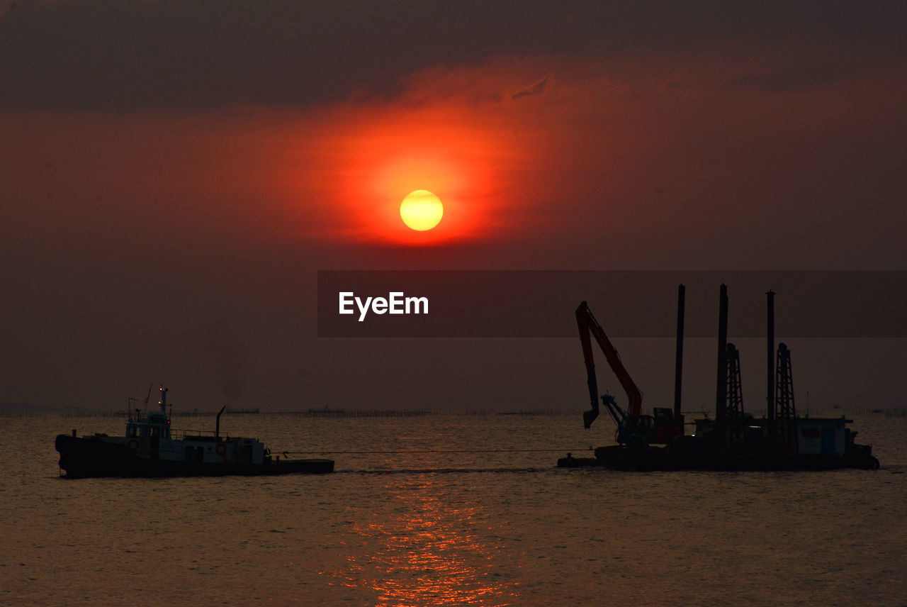 SILHOUETTE SHIP AT SEA AGAINST SKY DURING SUNSET