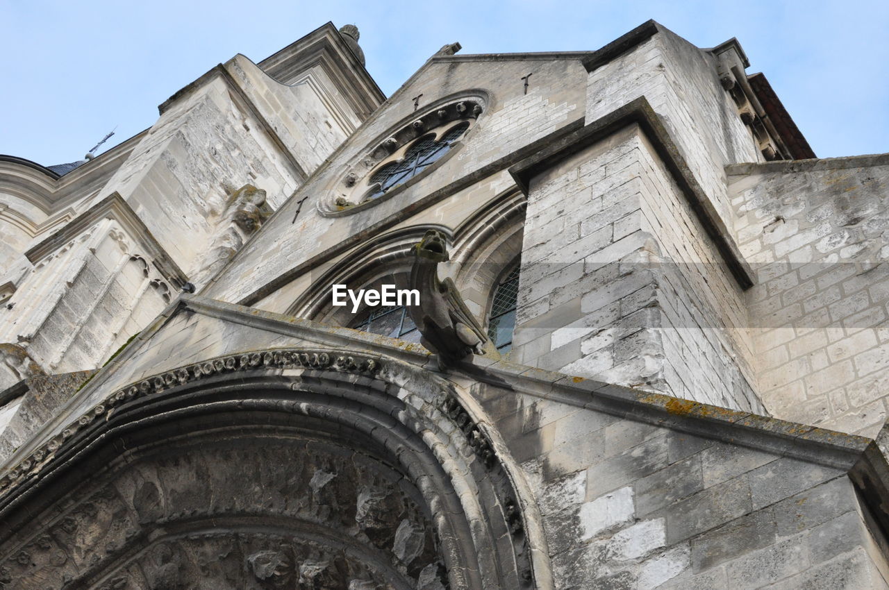 LOW ANGLE VIEW OF TEMPLE AGAINST BUILDING